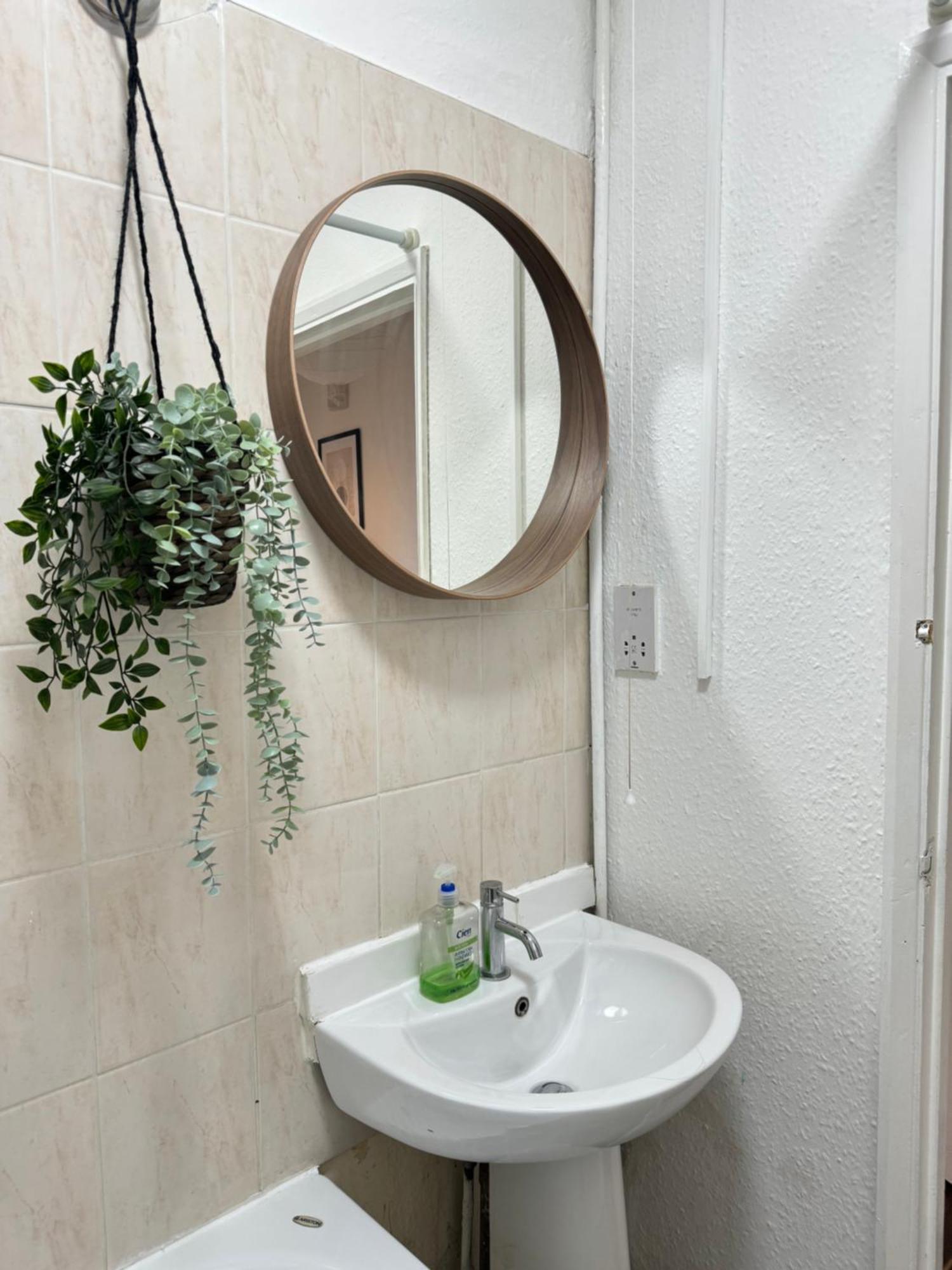 2 Bed Apt Sofa Bed Up To 6 لندن المظهر الخارجي الصورة