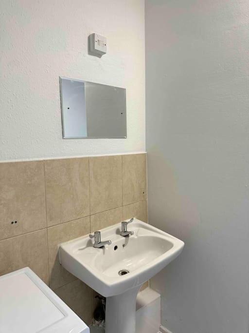 2 Bed Apt Sofa Bed Up To 6 لندن المظهر الخارجي الصورة